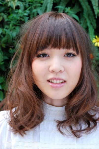 レディース 短めバングで大人可愛いルーズウェーブ